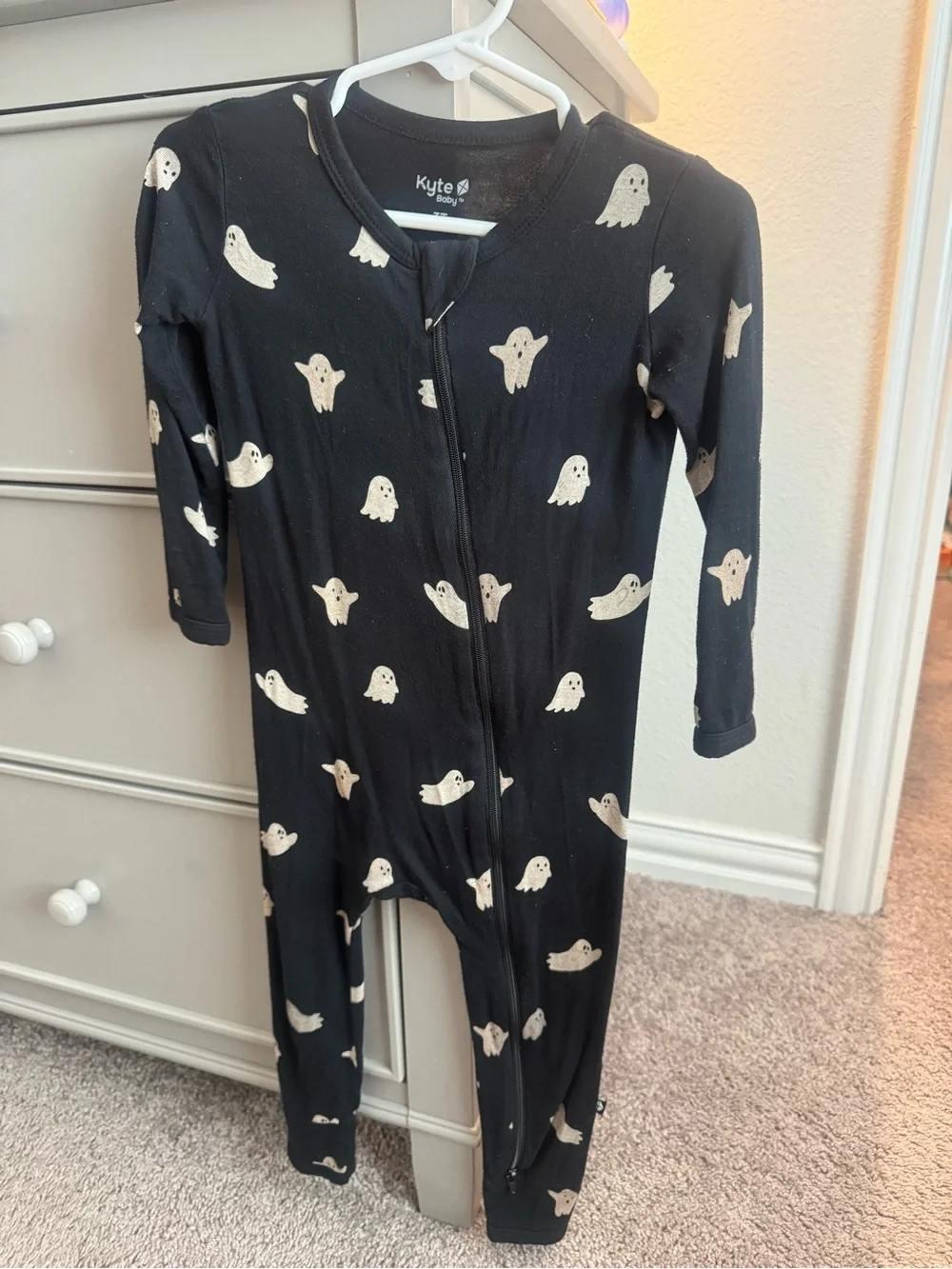 Kyte BABY Black Zipper Romper One-Piece with Cream Ghosts